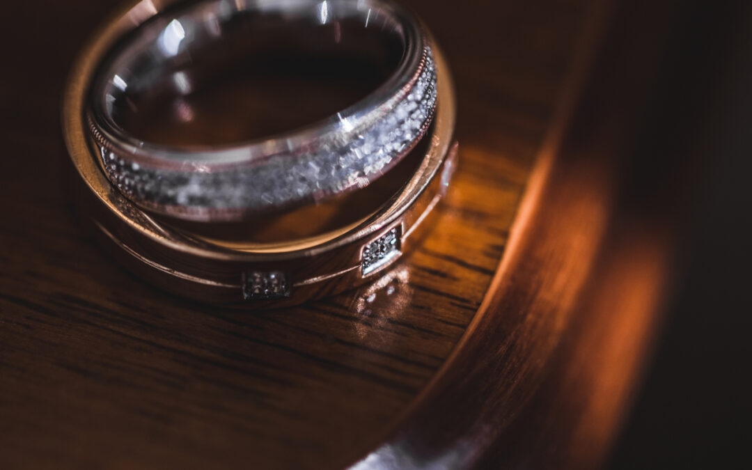 Złoto 585 vs 750 vs platyna: trwałość, cena, ciężar